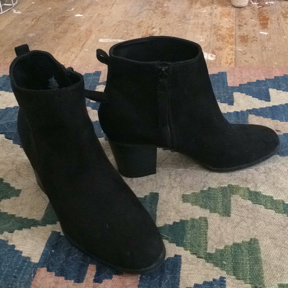 Old Navy black mid-ankle boots size 10